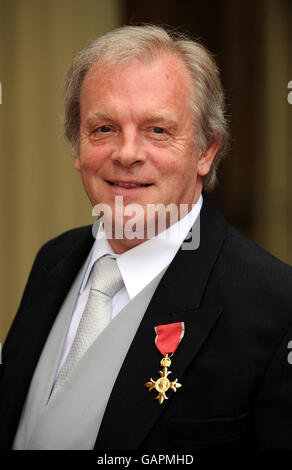 Gordon Taylor, Directeur général de l'Association des footballeurs professionnels après avoir recueilli un OBE du Prince de Galles lors d'une cérémonie d'investiture à Buckingham Palace, Londres. Banque D'Images