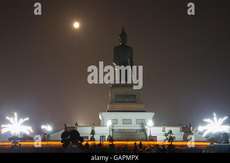 Derrière de statue du grand bouddha en nuit de pleine lune de la lumière en agitant événement rite Banque D'Images