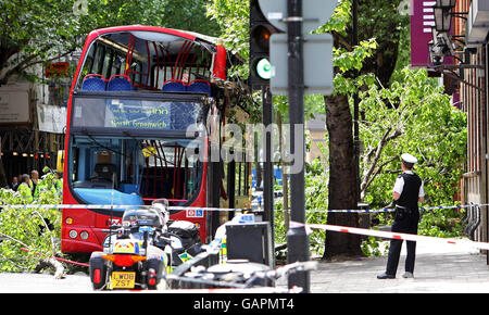 Des policiers sur les lieux d'un accident impliquant un autobus à la jonction de Tanner Street et de Tower Bridge Road, Londres. Banque D'Images