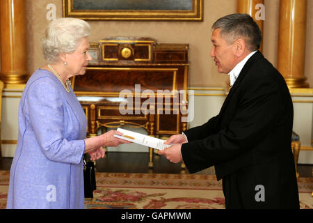 La reine Elizabeth II de Grande-Bretagne accepte les lettres de créance de son Excellence l'ambassadeur du Kazakhstan, M. Kaisat Abusseitov, lors d'une audience privée au Palais de Buckingham, dans le centre de Londres. Banque D'Images