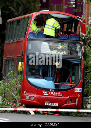 Des policiers sur les lieux d'un accident impliquant un autobus à la jonction de Tanner Street et de Tower Bridge Road, Londres. Banque D'Images