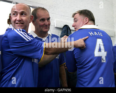 Chelseas Clive Walker (l) indique l'erreur d'orthographe L'arrière du maillot de Gareth Hall Banque D'Images