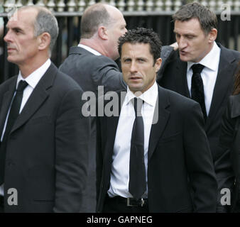 Joe Jordan (à gauche), John Collins et Tony Mowbray (à droite) à l'extérieur de l'église St Mary's, à Glasgow, pour les funérailles de Tommy Burns, légende celtique. Banque D'Images