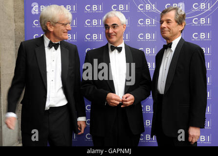 Le chancelier de l'Échiquier Alistair Darling est accueilli par Richard Lambert, directeur général de la Confédération de l'industrie britannique (à gauche) et son président, Martin Broughton, également président de British Airways, lorsqu'il arrive au dîner annuel de la CBI dans le centre de Londres. Banque D'Images