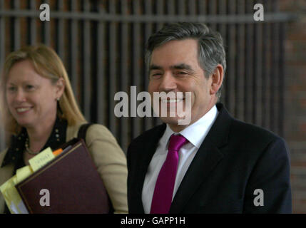 Le premier ministre Gordon Brown quitte Downing Street, à Londres, pour des questions des premiers ministres à la Chambre des communes. Banque D'Images