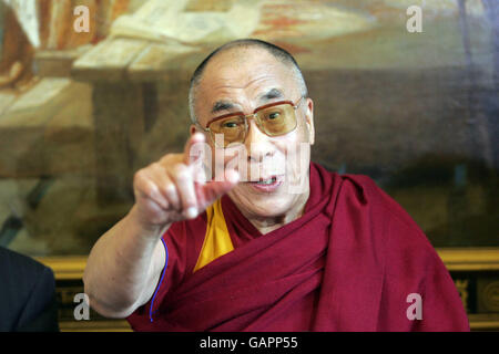 Le Dalaï Lama s'adresse aux médias à Westminster, lors de sa visite au Royaume-Uni. Banque D'Images