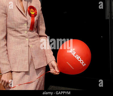 Le candidat du Parti travailliste pour Crewe et Nantwich, Tamsin Dunwoody, quitte les bureaux du Parti à Crewe. 22/05/2008. Banque D'Images