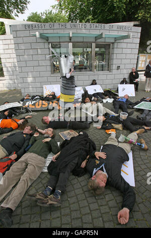 Cluster Munition Coalition protester Banque D'Images