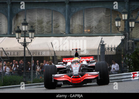 Course automobile Formula One - Grand Prix de Monaco - course - Monte Carlo.Lewis Hamilton, en Grande-Bretagne, traverse la place du Casino sur le chemin de la victoire pendant le Grand Prix de Monte Carlo, Monaco. Banque D'Images