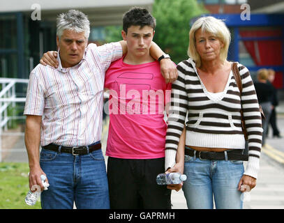 Colin, Jamie et Sally KNOX lors d'une conférence de presse à Sidcup, dans le Kent, après que leur fils et frère Rob KNOX ait été mortellement poignardé. Banque D'Images