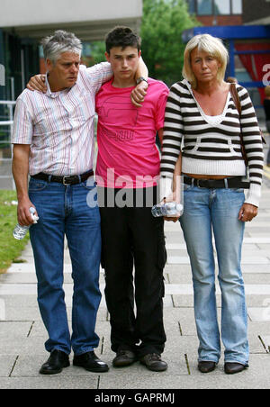 Colin, Jamie et Sally KNOX lors d'une conférence de presse à Sidcup, dans le Kent, après que leur fils et frère Rob KNOX ait été mortellement poignardé. Banque D'Images