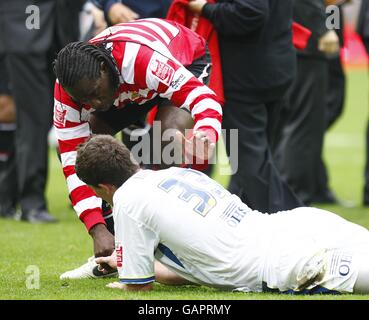 Football - Coca-Cola football League One - Play Off - final - Doncaster Rovers v Leeds United - Wembley Stadium.Mark McCammon, de Doncaster Rovers, console Lubomir Michalik de Leeds United après le coup de sifflet final. Banque D'Images