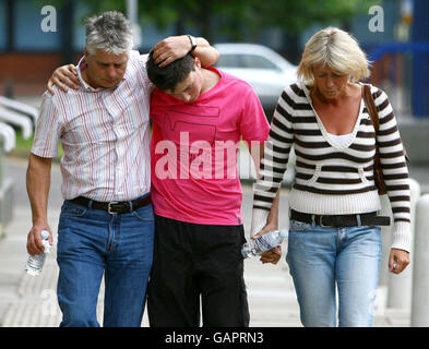 Colin, Jamie et Sally KNOX lors d'une conférence de presse à Sidcup, dans le Kent, après que leur fils et frère Rob KNOX ait été mortellement poignardé. Banque D'Images