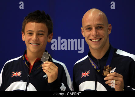 Plongée - Fina Diving World Series 2008 - deuxième jour - Ponds Forge.Tom Daley, le grand gagnant de la médaille d'argent en Grande-Bretagne, et Peter Waterfield, le gagnant de la médaille de bronze, avec leur médaille après la finale de la plate-forme masculine Banque D'Images