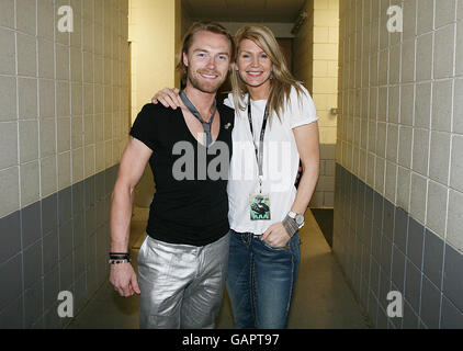 Ronan Keating de Boyzone avec une de ses épouses Yvonne Connolly après avoir exécuté à l'Odyssey Arena Belfast. Banque D'Images