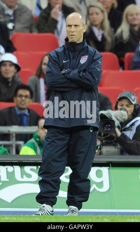 Football - International friendly - Angleterre v USA - Wembley Stadium. Bob Bradley, entraîneur en chef des États-Unis, sur la ligne de contact Banque D'Images