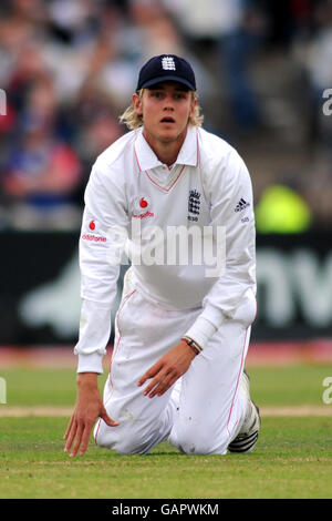 Cricket - deuxième match de npower Test - troisième jour - Angleterre / Nouvelle-Zélande - Old Trafford.Stuart Broad, l'anglais, se demande si elle n'a pas réussi à prendre le dessus Banque D'Images