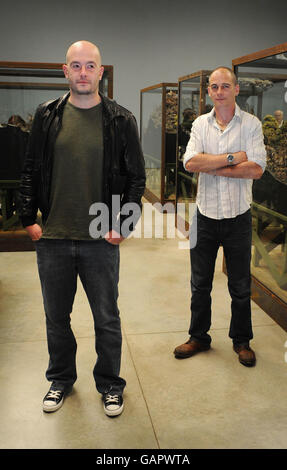 Jake Chapman (au centre à gauche) et Dinos Chapman (à droite) aux côtés de leur maquette intitulée « F*ck*ng Hell » en fibre de verre et en plastique, dans le cadre de leur exposition « si Hitler avait été un Hippy How Happy We be » à la White Cube Gallery, Mason's Yard dans le centre de Londres. Banque D'Images