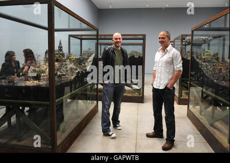 Jake Chapman (au centre à gauche) et Dinos Chapman (à droite) aux côtés de leur maquette intitulée « F*ck*ng Hell » en fibre de verre et en plastique, dans le cadre de leur exposition « si Hitler avait été un Hippy How Happy We be » à la White Cube Gallery, Mason's Yard dans le centre de Londres. Banque D'Images