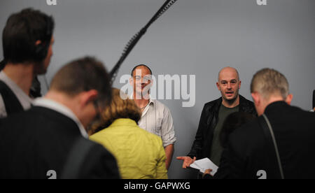 Dinos (au centre à gauche) et Jake Chapman (au centre à droite) font face aux médias lorsqu'on leur pose des questions sur leur œuvre d'art, « si Hitler avait été un Hippy Comment heureux que nous serions » à la White Cube Gallery, Mason's Yard dans le centre de Londres. Banque D'Images