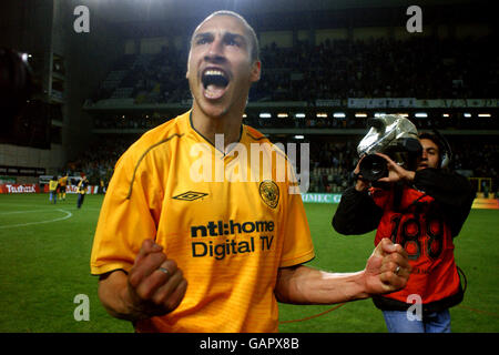 Football - coupe de l'UEFA - demi-finale - deuxième jambe - Boavista v Celtic.Henrik Larsson de Celtic célèbre la victoire Banque D'Images