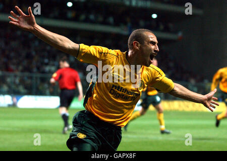 Football - coupe de l'UEFA - demi-finale - deuxième jambe - Boavista v Celtic.Henrik Larsson, de Celtic, célèbre le but gagnant Banque D'Images