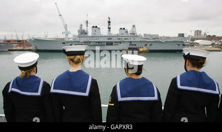 HMS illustre passe devant le navire amiral de la Royal Naval HMS Ark Royal (haut) alors que le navire retourne à la base navale de Portsmouth après un déploiement de quatre mois dans l'océan Indien où elle dirigeait Orion 08. Banque D'Images