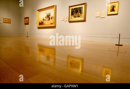 PHOTO AUTONOME UNE vue générale de l'intérieur de l'exposition "The Lure of the East: British Orientalist Painting" de Tate Britain. Banque D'Images