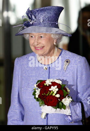 La reine Elizabeth II part après avoir effectué une dernière visite au paquebot Queen Elizabeth II sur les quais de Southampton. Banque D'Images