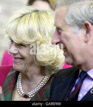 Le Prince de Galles et Camilla, duchesse de Cornouailles lors d'une visite à l'Initiative vie saine sur l'île de Bute. Banque D'Images