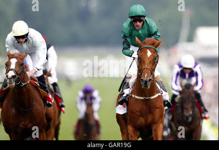 Nouvelle approche et jockey Kevin Manning à l'hippodrome d'Epsom Downs, Surrey. Banque D'Images