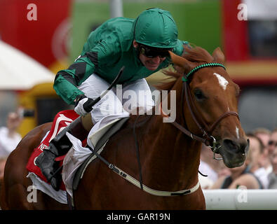 Nouvelle approche et jockey Kevin Manning remporte le Vodafone Derby à l'hippodrome d'Epsom Downs, Surrey. Banque D'Images