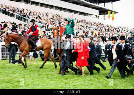 Courses hippiques - le festival 2008 Derby - Derby Day - Epsom Downs Racecourse.Nouvelle approche et le jockey Kevin Manning célèbrent la victoire du Vodafone Derby à l'hippodrome d'Epsom Downs, Surrey. Banque D'Images