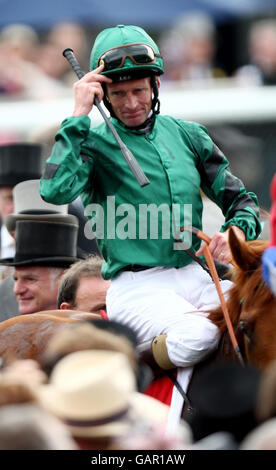 Nouvelle approche et le jockey Kevin Manning célèbrent la victoire du Vodafone Derby à l'hippodrome d'Epsom Downs, Surrey. Banque D'Images