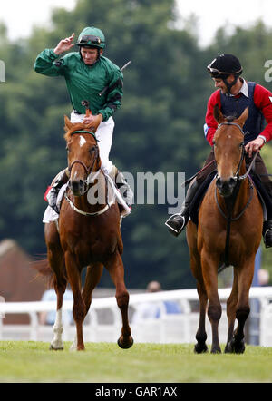 Nouvelle approche et jockey Kevin Manning (à gauche) fêtent la victoire du Vodafone Derby à l'hippodrome d'Epsom Downs, Surrey. Banque D'Images