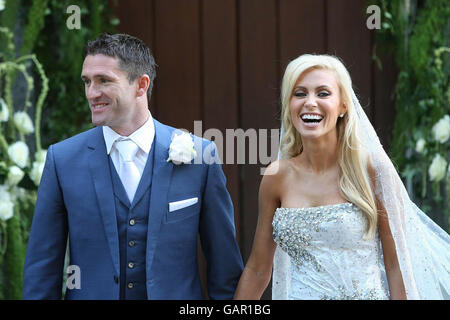 La République d'Irlande et le joueur Tottenham Hotspur Robbie Keane épousa sa chérie, le meilleur modèle irlandais Claudine Palmer, lors d'un mariage de célébrité à St. Alphonse et à l'église Columba à Ballybrack, Dublin. Banque D'Images