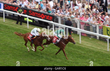 Nouvelle approche et jockey Kevin Manning remporte le Vodafone Derby à l'hippodrome d'Epsom Downs, Surrey. Banque D'Images