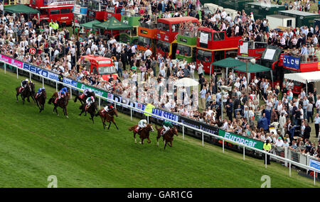 Nouvelle approche et jockey Kevin Manning remporte le Vodafone Derby à l'hippodrome d'Epsom Downs, Surrey. Banque D'Images