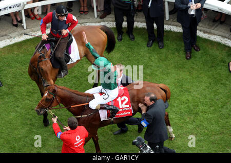 Nouvelle approche et le jockey Kevin Manning célèbrent la victoire du Vodafone Derby à l'hippodrome d'Epsom Downs, Surrey. Banque D'Images