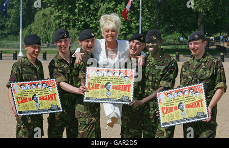 La star du Carry Barbara Windsor se joint aux soldats de la cavalerie de la maison à Horseguards Parade, dans le centre de Londres, pour le lancement d'une nouvelle série de timbres célébrant le 50e anniversaire de la série de films Carry On et du premier film Dracula de Hammer films. Banque D'Images