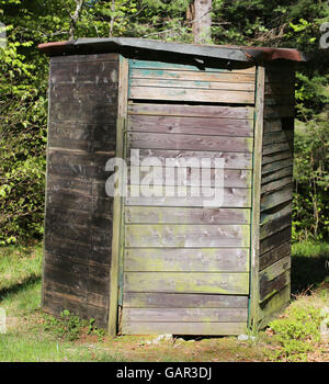 Petite cabane en bois pour la chasse dans les montagnes Banque D'Images