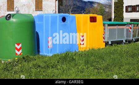 Pour les bacs de collecte de déchets de papier et de collecte des bouteilles en verre et en plastique Banque D'Images