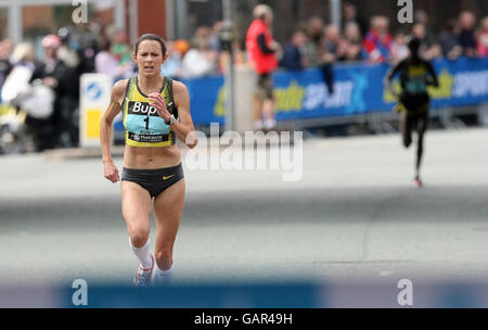 JO Pavey remporte la BUPA Great Manchester Run à Manchester. Banque D'Images