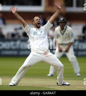 Daniel Vettori, de la Nouvelle-Zélande, lance un appel pour le cricket de Kevin Pietersen lors du premier match de test de npower à Lord's, Londres. Banque D'Images