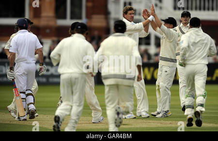 Jacob Oram, de Nouvelle-Zélande, célèbre le cricket d'Andrew Strauss, en Angleterre, lors du premier match de test de npower à Lord's, Londres. Banque D'Images