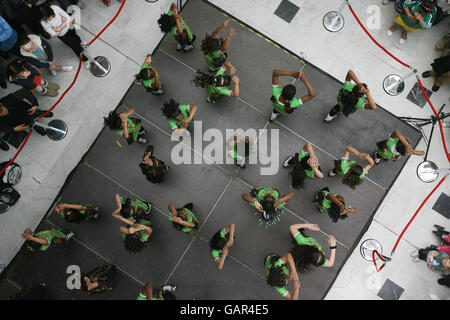 Le groupe de danse irlandaise Keltic Dreams, qui se produit dans le centre commercial St Stephens Green de Dublin. Banque D'Images