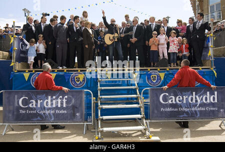 L'équipe de Cardiff City prend la scène à Plass Roald Dahl, Cardiff. Banque D'Images