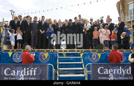 Cardiff City félicite les fans sur la scène de Plass Roald Dahl, Cardiff. Banque D'Images