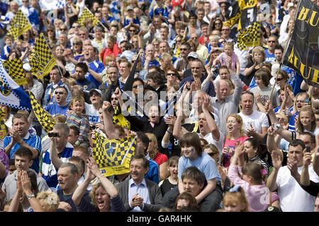 Les fans de Cardiff City accueillent leur équipe à nouveau au Plass Roald Dahl, à Cardiff. Banque D'Images