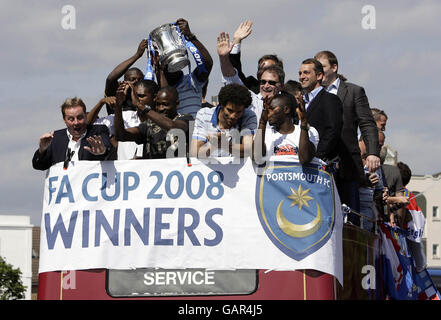 Football - Portsmouth Victory Parade - Portsmouth.Harry Redknapp, le Manager de Portsmouth (à gauche) célèbre avec ses joueurs lors d'un défilé à Portsmouth. Banque D'Images